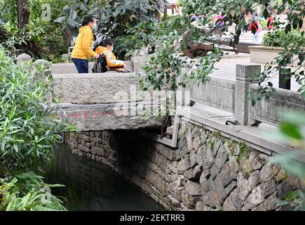 Fuzhou, la provincia cinese di Fujian. 23 Feb 2021. La gente cammina sul ponte di Laofoting a Fuzhou, la provincia del Fujian della Cina sudorientale, 23 febbraio 2021. Con i fiumi che attraversano Fuzhou, la città vanta antichi ponti diversificati. Credit: LIN Shanchuan/Xinhua/Alamy Live News Foto Stock