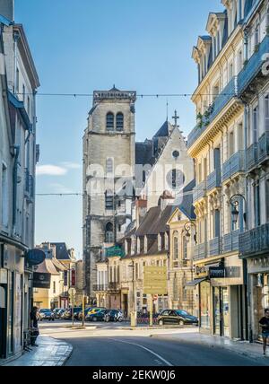 Place Bossuet, Digione, con vista sulla Chiesa di Saint-Jean in stile gotico che oggi ospita il Teatro di Dijon-Bourgogne, Digione, Borgogna, Côte-d'Or departmen Foto Stock