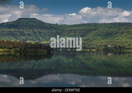 Riflesso di una montagna in un lago Foto Stock