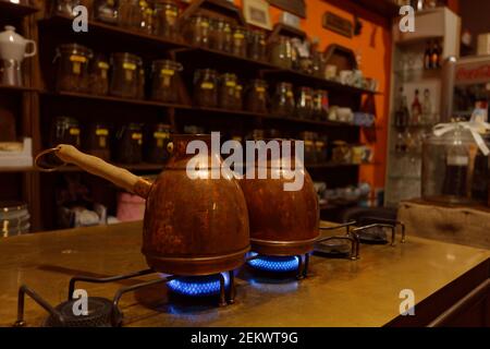 Preparare caffè turchi in pentole di rame Foto Stock