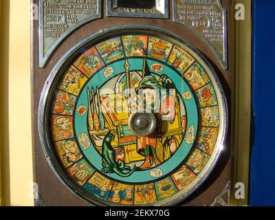 d'epoca, retrò, antico, divertimento fortune teller, libri di destino, Gatto nero, stile medievale, grande divertimento penny, 1D, oracle, giochi, vecchia galleria Foto Stock