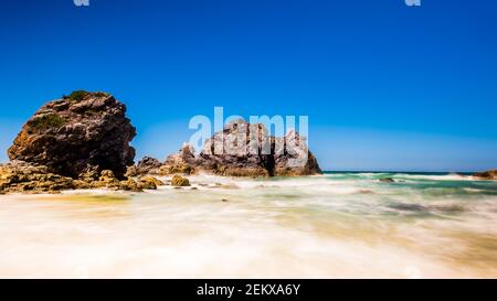 Interessante formazione rocciosa lungo la spiaggia di Camel Rock Foto Stock