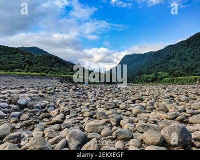 Bellissimo scenario di cielo blu, colline e pietre da Bisnakandi, Sylhet, Bangladesh Foto Stock