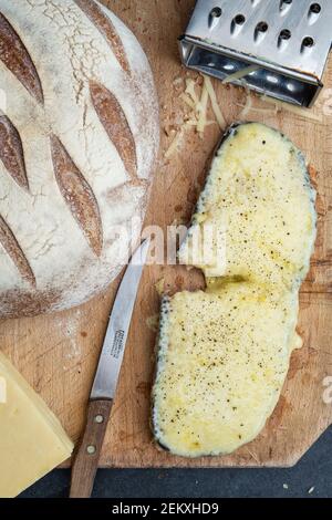 Formaggio su pane tostato. Formaggio su pane tostato Sourpaste su un tagliere di legno Foto Stock