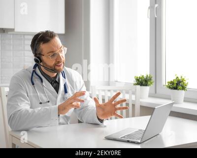 Video-call medico online con il paziente. Consultazione con un medico durante la quarantena. Foto Stock