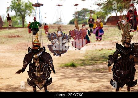 Il giocattolo dei burattini in stile birmano pende sull'albero a souvenir regali Negozio in vendita birmani e viaggiatori stranieri a Dhammayangyi tempio di paya o Dhammayan a. Foto Stock