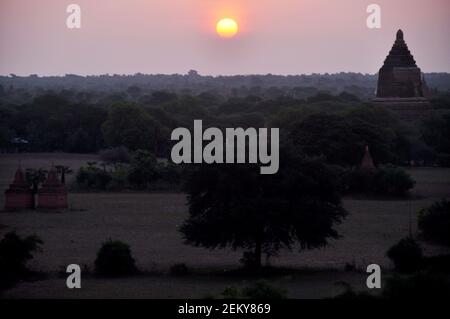 Ammira le rovine paesaggistiche, patrimonio dell'umanità dell'UNESCO, con oltre 2000 Pagode e templi di Htilominlo guardano dalla Pagoda di Shwesandaw Paya Ora del mattino alle B Foto Stock