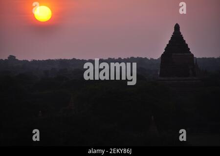 Ammira le rovine paesaggistiche, patrimonio dell'umanità dell'UNESCO, con oltre 2000 Pagode e templi di Htilominlo guardano dalla Pagoda di Shwesandaw Paya Ora del mattino alle B Foto Stock