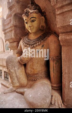 Bianco pietra angelo divinità buddha immagine statua birmania stile in Ananda paya tempio per birmani e stranieri viaggio visita Rispetto pregando a Bagan Foto Stock