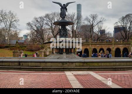 Bethesda Terrace e Fontana nel Central Park di New York con il famoso Angelo delle acque statua vista diurna con persone e nuvole nel cielo Foto Stock