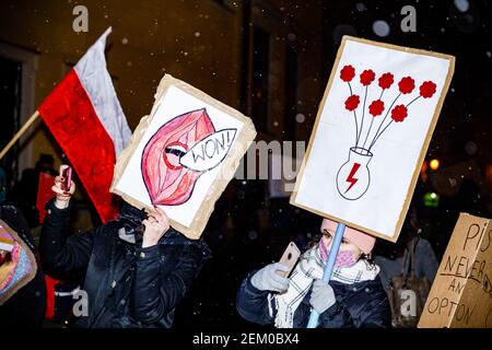 Durante la dimostrazione, i dimostranti sono visti con i cartelli e registrando video con i loro smartphone. Dopo il verdetto della Corte costituzionale polacca Foto Stock
