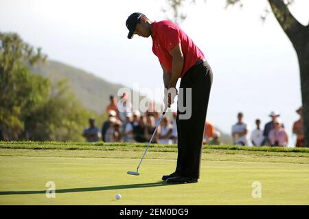 San Diego, California. 15 giugno 2008. Tiger Woods (USA) sul verde della Domenica 16 buche durante l'ultimo round degli US Open al campo da golf Torrey Pines di la Jolla California. Louis Lopez/Cal Sport Media. Credit: csm/Alamy Live News Foto Stock