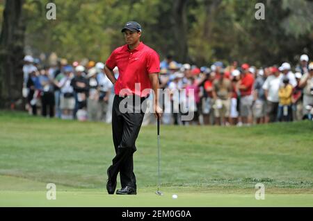 San Diego, California. 15 giugno 2008. Tiger Woods (USA) sulla fairway della prima buca Domenica durante l'ultimo round degli US Open al campo da golf Torrey Pines di la Jolla California. Louis Lopez/Cal Sport Media. Credit: csm/Alamy Live News Foto Stock