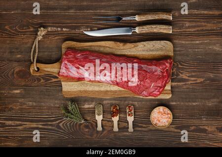 Vista dall'alto del filetto di manzo fresco crudo arrosto con spezie Foto Stock