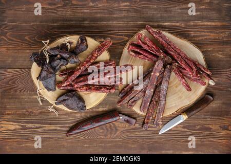 Vista dall'alto di diversi tipi di salsicce su sfondo di legno Foto Stock