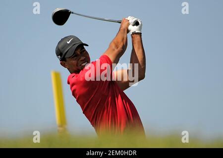 San Diego, California. 15 giugno 2008. Tiger Woods (USA) tee off sulla 9 buche Domenica durante l'ultimo round degli US Open al campo da golf Torrey Pines a la Jolla California. Louis Lopez/Cal Sport Media. Credit: csm/Alamy Live News Foto Stock