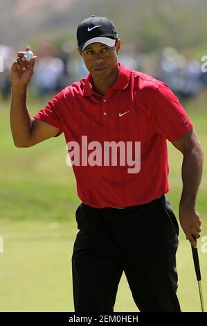 San Diego, California. 15 giugno 2008. Tiger Woods (USA) sul verde del 7 ° buco riconosce i tifosi Domenica durante l'ultimo round degli US Open al campo da golf Torrey Pines a la Jolla California. Louis Lopez/Cal Sport Media. Credit: csm/Alamy Live News Foto Stock