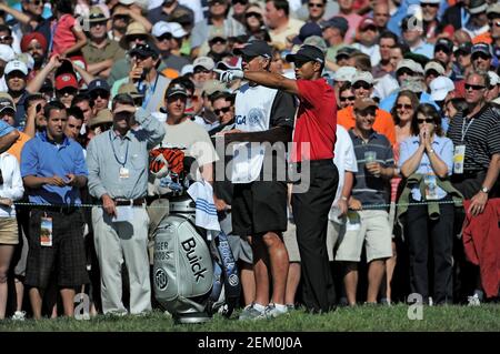 San Diego, California. 15 giugno 2008. Tiger Woods (USA) e Caddie Steve Williams discutono di strategia prima che Woods si tee sulla 14° buca di fronte alle enormi gallerie di tifosi domenica, durante l'ultimo round dell'US Open al campo da golf Torrey Pines di la Jolla California. Louis Lopez/Cal Sport Media. Credit: csm/Alamy Live News Foto Stock