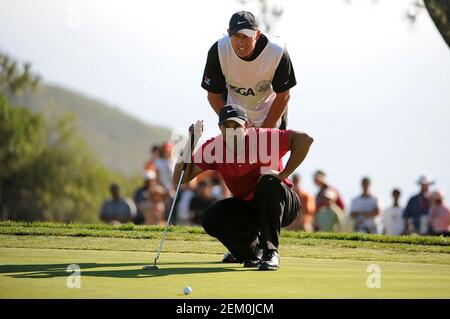 San Diego, California. 15 giugno 2008. Tiger Woods (USA) sul verde della Domenica 16 buche durante l'ultimo round degli US Open al campo da golf Torrey Pines di la Jolla California. Louis Lopez/Cal Sport Media. Credit: csm/Alamy Live News Foto Stock