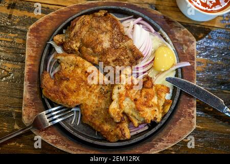 Un allettante piatto di tre tipi di bistecca di carne, bistecca di pollo di carne di maiale Foto Stock