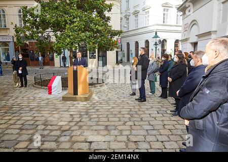 Vienna, Austria. 23 Feb 2021. Il Sindaco di Vienna Michael Ludwig (III L) ha pronunciato un discorso durante una cerimonia per svelare la lapide per le vittime degli attentati terroristici di Vienna, Austria, il 23 febbraio 2021. Una pietra commemorativa per le vittime dell'attentato terroristico del 2 novembre 2020 è stata svelata nel centro di Vienna martedì. Credit: Georges Schneider/Xinhua/Alamy Live News Foto Stock