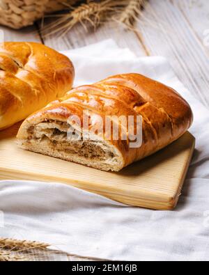 Torte di mordere cotte al forno sul tavolo di legno Foto Stock