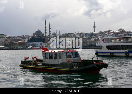 Barca costiera di sicurezza a Bosforo stretto contro lo skyline della città al tramonto, Istanbul Foto Stock