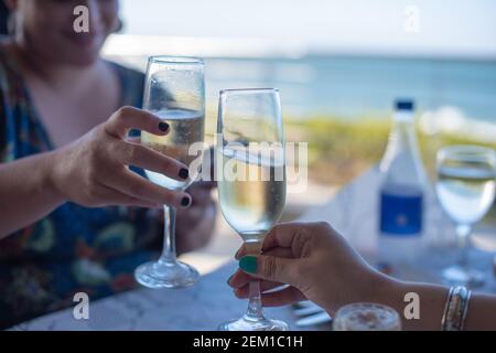 Donna che brindano champagne durante una celebrazione Foto Stock