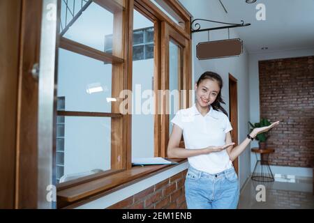 ritratto di una bella famiglia proprietario accogliente ospite presso il suo hotel Foto Stock