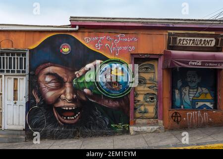 Arte di strada colorata nelle strade della città vecchia di Valparaiso, Cile Foto Stock