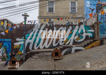 Arte di strada colorata nelle strade della città vecchia di Valparaiso, Cile Foto Stock