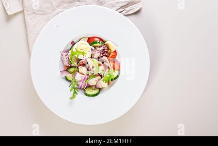 Banner alimentare. Deliziosa insalata di verdure fatta in casa con uova, mozzarella e olio d'oliva. Cibo sano. Verdure biologiche: Cavolo da peching, cetriolo, rosso Foto Stock