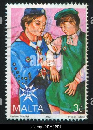 MALTA - CIRCA 1993: Francobollo stampato da Malta, mostra leader bandaging ragazza, circa 1993 Foto Stock
