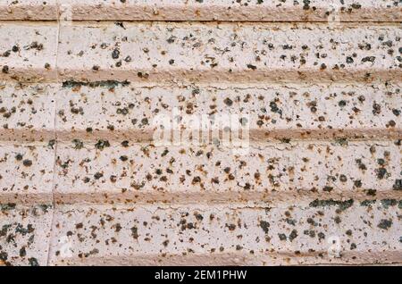 Rusty vecchia cortina di ferro di un negozio chiuso Foto Stock