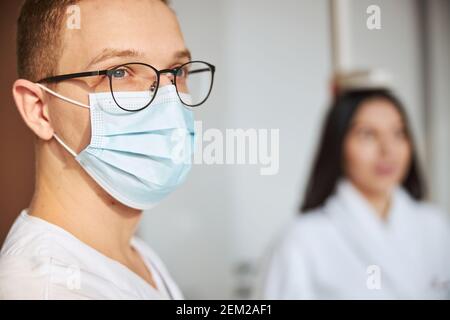 Un medico attento che riceve un paziente nel suo ufficio Foto Stock