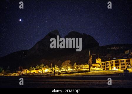 La città di Saldes, Pedraforca, e la Luna in eclissi sullo sfondo. (Berguedà, Catalogna, Spagna, Pirenei) Foto Stock