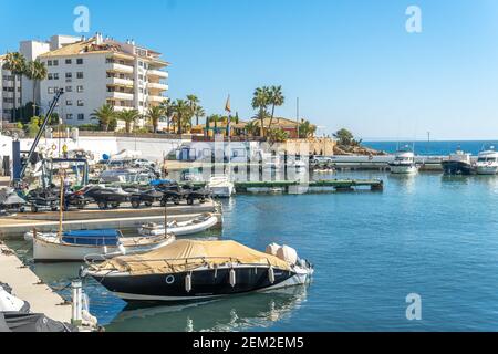 Palmanova, Spagna; febbraio 20 2021: Vista generale del porto turistico della località di Palmanova in una giornata di sole Foto Stock