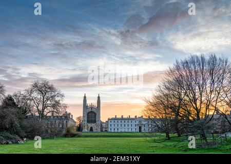 Cambridge, Regno Unito. 24 Feb 2021. All'alba, le nuvole sparse si avvolsero sulla King's College Chapel Cambridge, parte della Cambridge University. Il tempo britannico è fissato per essere insecondonably mite con le temperature previste per raggiungere 15 - 17 gradi centigradi più successivamente oggi nell'est dell'Inghilterra. Credit: Julian Eales/Alamy Live News Foto Stock