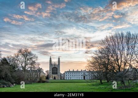 Cambridge, Regno Unito. 24 Feb 2021. All'alba, le nuvole sparse si avvolsero sulla King's College Chapel Cambridge, parte della Cambridge University. Il tempo britannico è fissato per essere insecondonably mite con le temperature previste per raggiungere 15 - 17 gradi centigradi più successivamente oggi nell'est dell'Inghilterra. Credit: Julian Eales/Alamy Live News Foto Stock