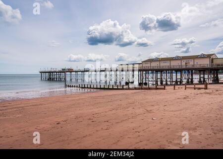 Teignmouth, Devon, Inghilterra, Regno Unito - 05 Giugno 2019: Il Teignmouth Grand Pier e spiaggia Foto Stock