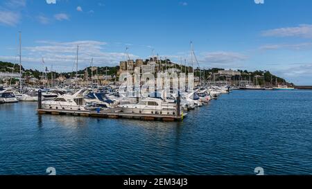Torquay, Torbay, England, Regno Unito - 04 Giugno 2019: Il Torquay Marina, visto dalla principessa Pier Foto Stock