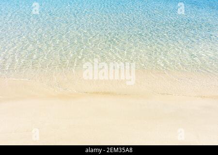 Soffice onda di mare blu sulla spiaggia di sabbia pulita. Vacanza vacanza e avventura di viaggio concetto. Elafonisi Grecia. Foto Stock