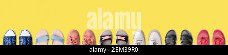 Collezione di scarpe donna colorate sfondo giallo primo piano vista dall'alto, sneakers moda donna, eleganti scarpe da ginnastica, set sandali estivi, sport e casual Foto Stock
