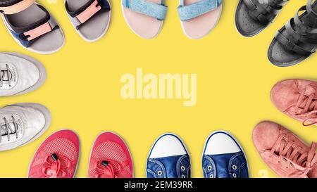 Collezione di scarpe donna colorate sfondo giallo primo piano vista dall'alto, sneakers moda donna, eleganti scarpe da ginnastica, set sandali estivi, sport e casual Foto Stock