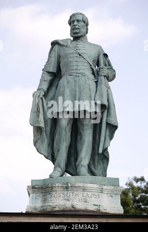 Budapest, Ungheria 11.02.2021: Statua di Lajos Kossuth nobile ungherese avvocato politico statista e governatore presidente del Regno di Ungheria Foto Stock