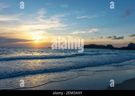 Sfondo estivo con spiaggia tropicale durante il tramonto. Concetto di vacanza e viaggio. Foto Stock