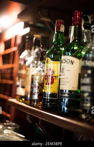 Bucarest, Romania - 2 dicembre 2020: Immagine editoriale illustrativa di varie bottiglie di whisky esposte in un pub di Bucarest, Romania. Foto Stock