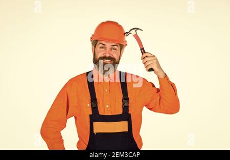 Suggerimenti essenziali per un corretto utilizzo del martello. Requisiti per i progetti. Tetto di riparazione professionale. Lavoro tecnico. Uomo maturo bearded in uniforme. Ragazzo con martello. Buon martello. Impulso per i cambiamenti. Foto Stock