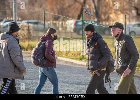 Praga, Repubblica Ceca. 02-23-2021. Persone con maschera a piedi nel centro della città di Praga in una fredda giornata invernale. Foto Stock