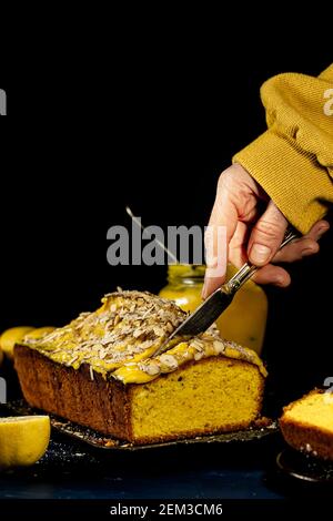 Sfondo con torta al limone e cagliata al limone. Foto Stock